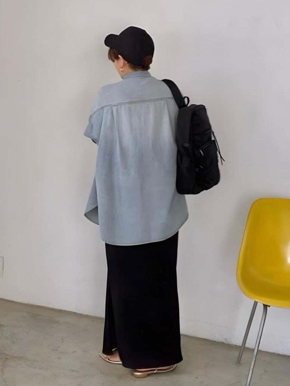 ブラック系のスカート、シルバー系のサンダル、グレー系のTシャツ/カットソーを着用したレディースの春コーディネートの2枚目の写真