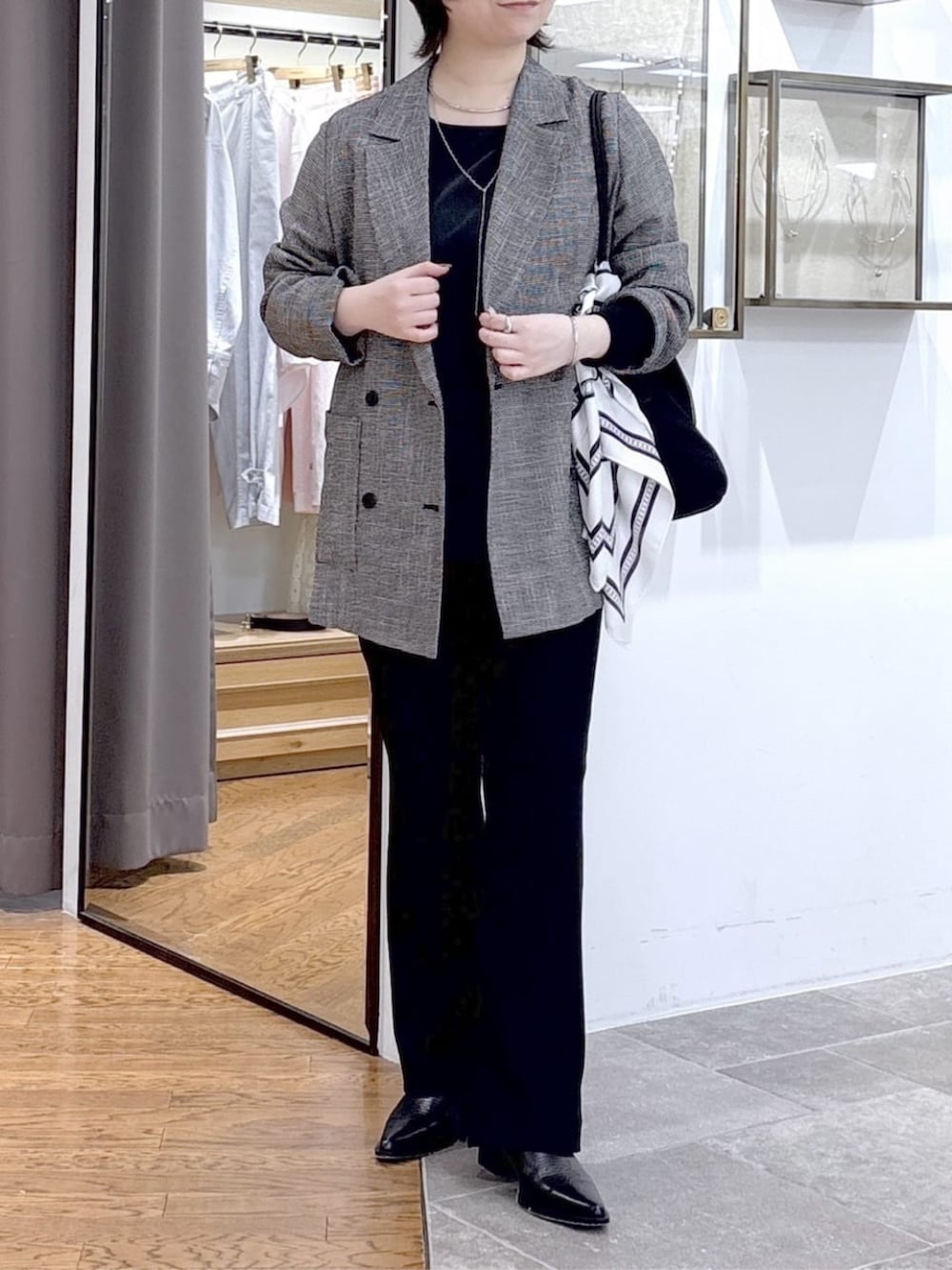 ブラック系のその他パンツ、ブラック系のテーラードジャケット、ブラック系のトートバッグを着用したレディースの春コーディネートの5枚目の写真