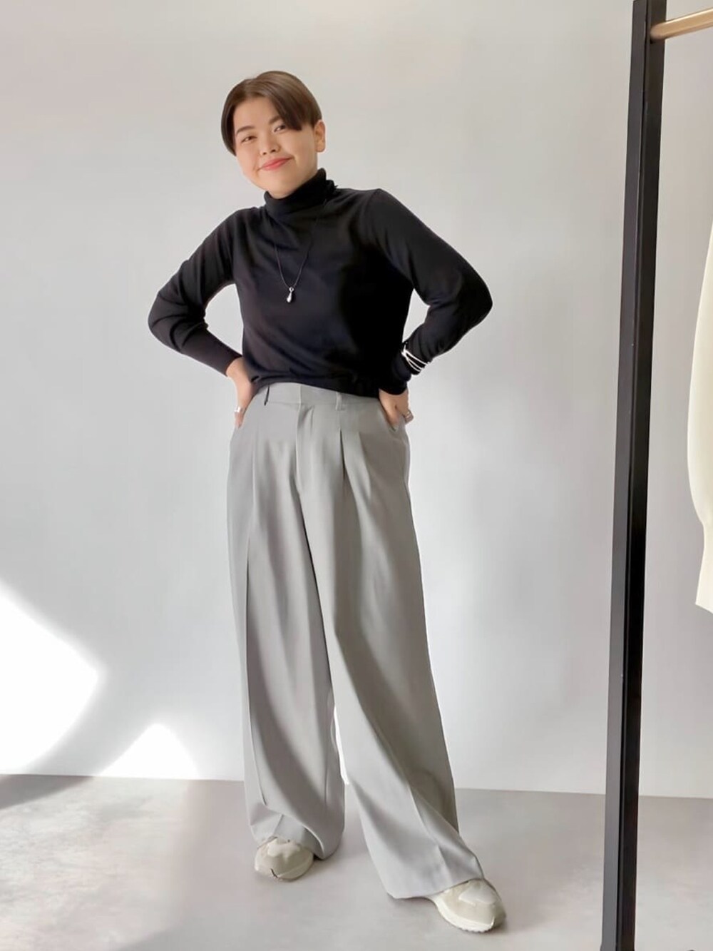 ブラック系のニット/セーター、グレー系のその他パンツを着用したレディースの冬コーディネートの3枚目の写真