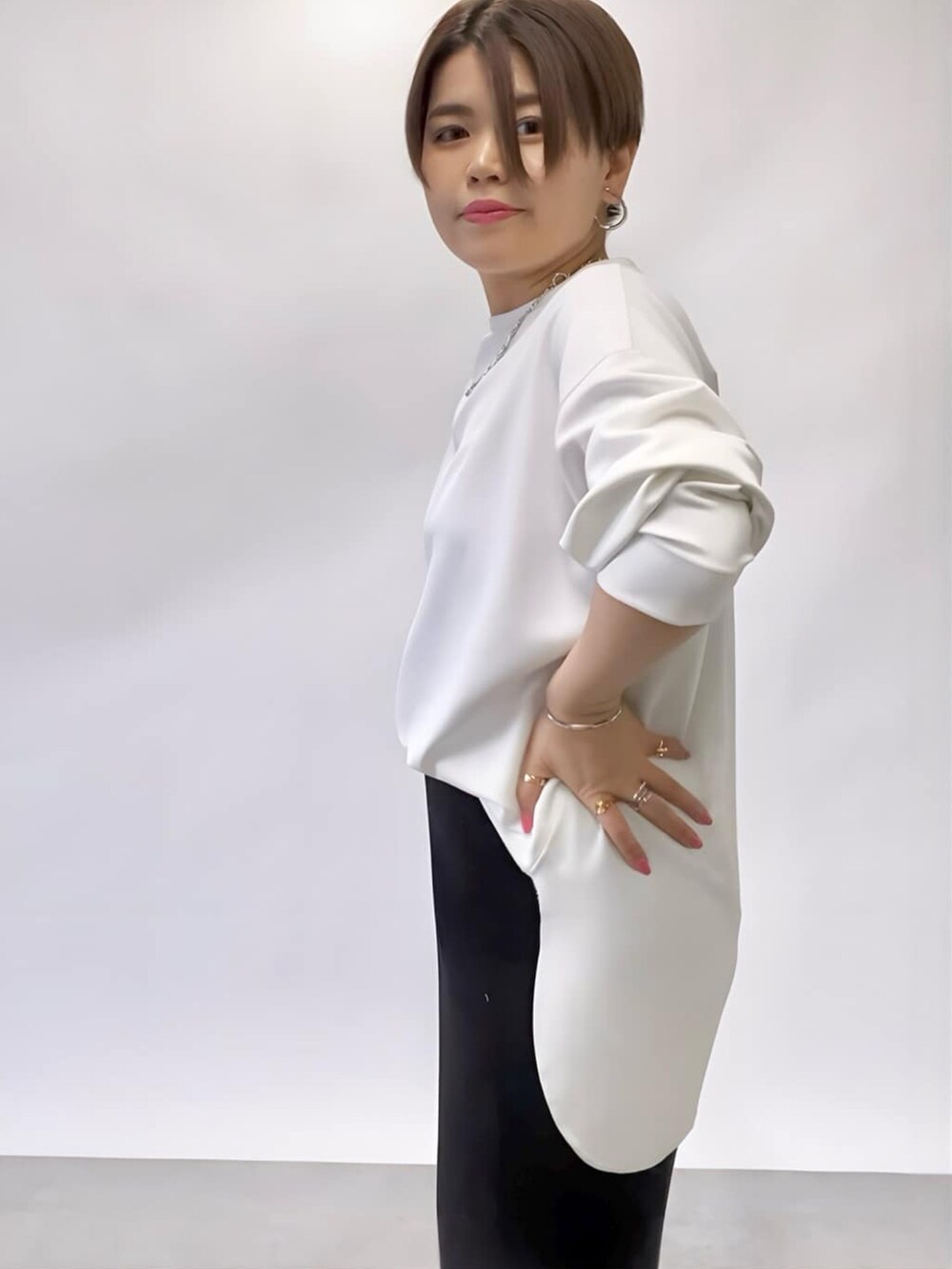 ホワイト系のTシャツ/カットソー、ブラック系のスカート、ブラック系のローファーを着用したレディースの冬コーディネートの3枚目の写真