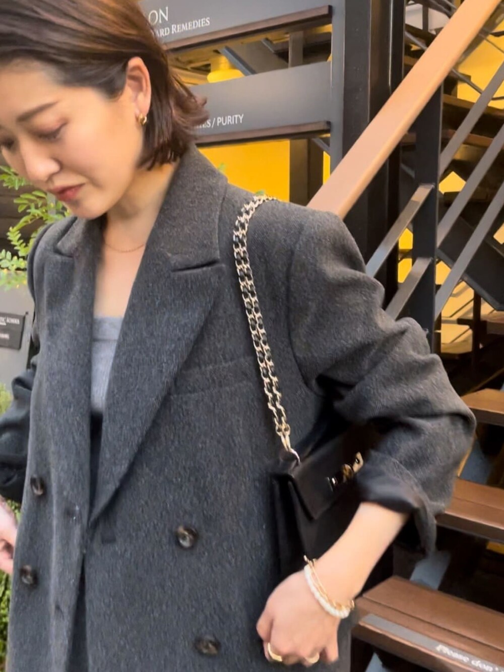 グレー系のその他アウター、グレー系のサロペット/オーバーオール、ブラック系のローファーを着用したレディースの冬コーディネートの2枚目の写真