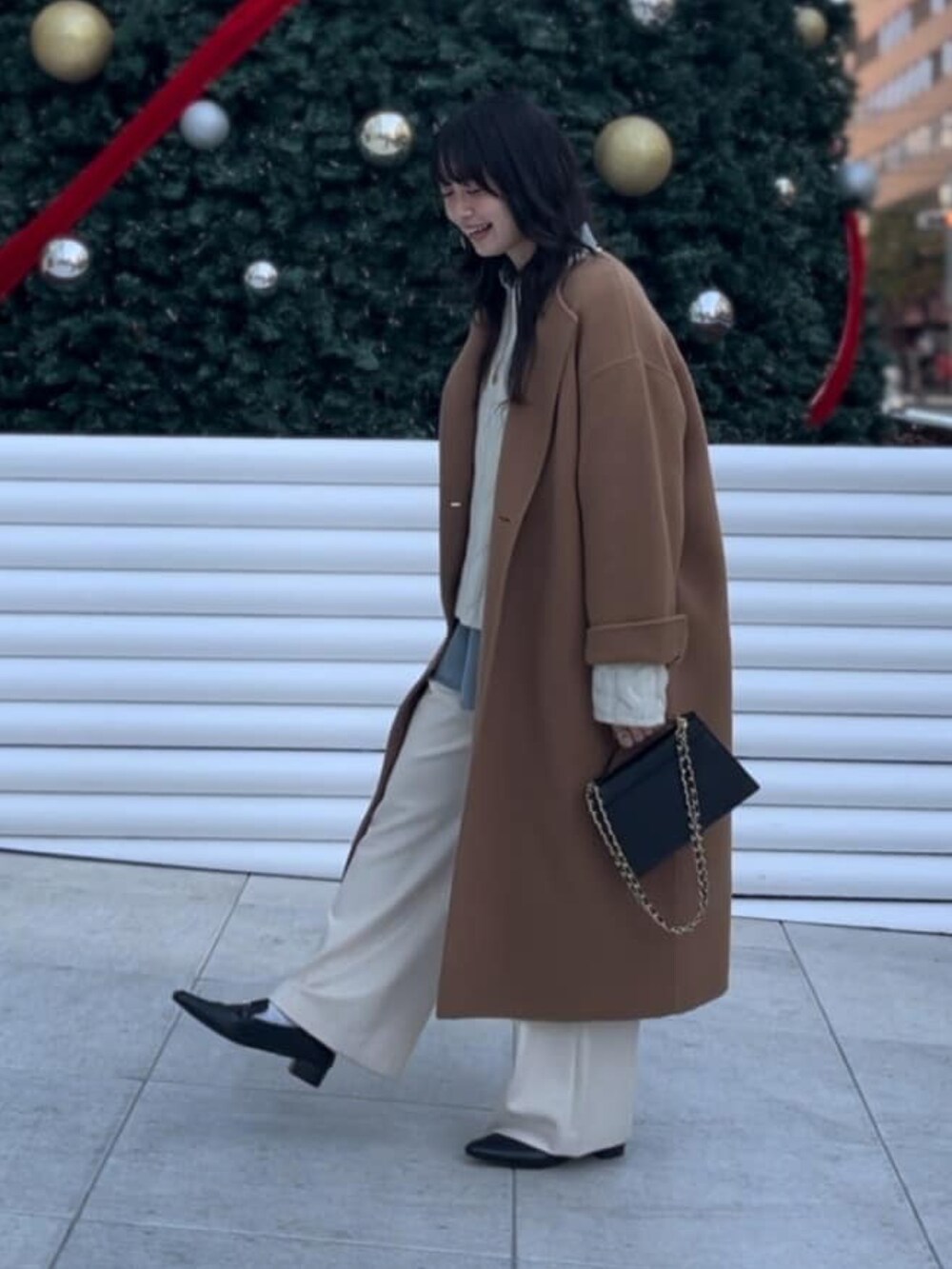 ブルー系のシャツ/ブラウス、ベージュ系のその他パンツ、ブラック系のローファーを着用したレディースの冬コーディネートの2枚目の写真