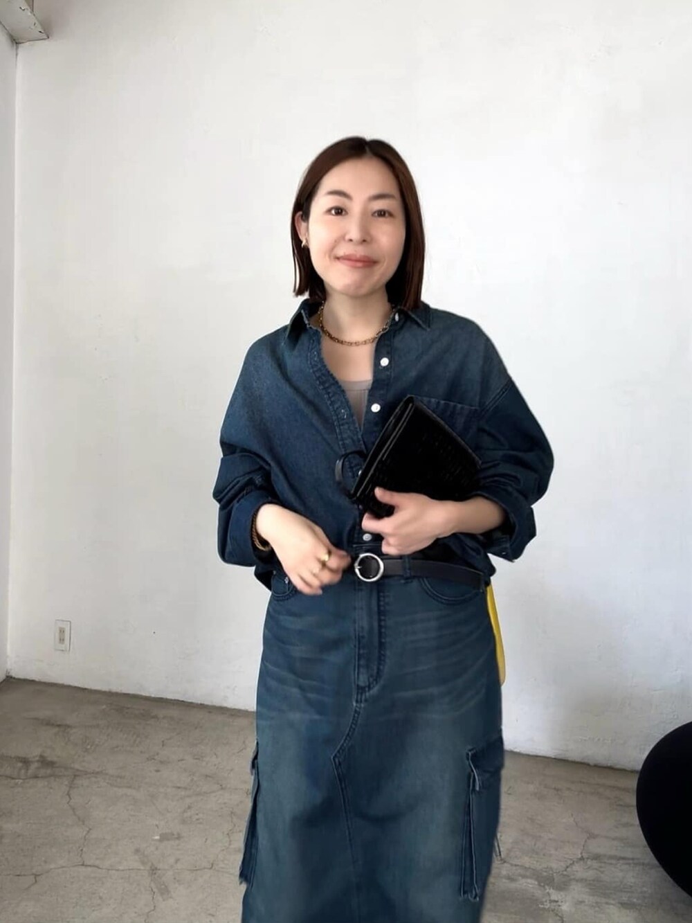 ブルー系のシャツ/ブラウス、シルバー系のサンダル、ブルー系のデニムスカートを着用したレディースの春コーディネートの4枚目の写真