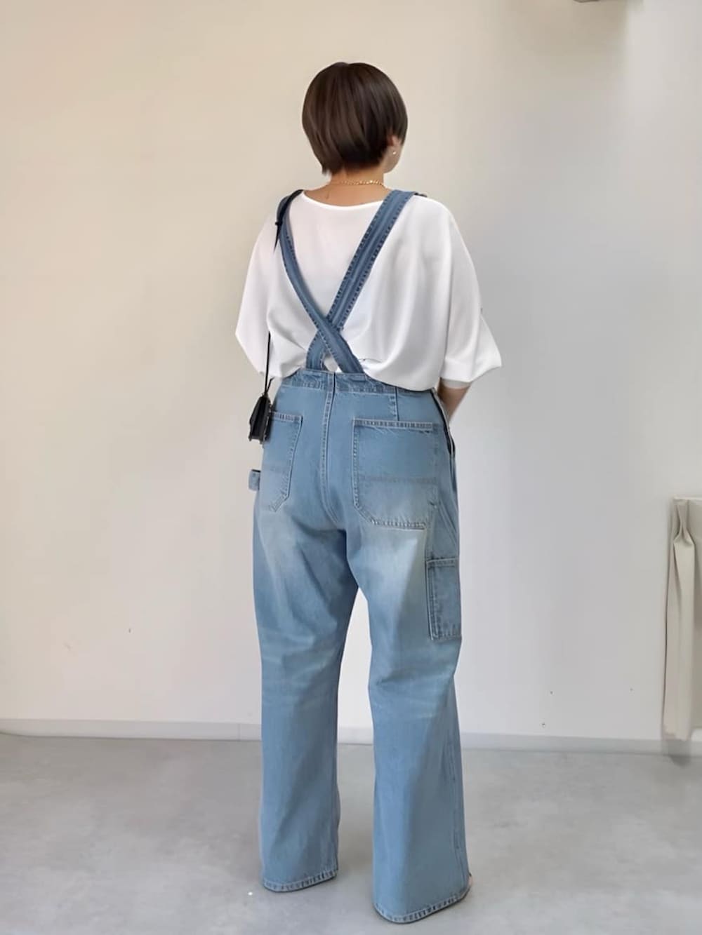 ホワイト系のシャツ/ブラウス、ブルー系のサロペット/オーバーオールを着用したレディースの春コーディネートの3枚目の写真