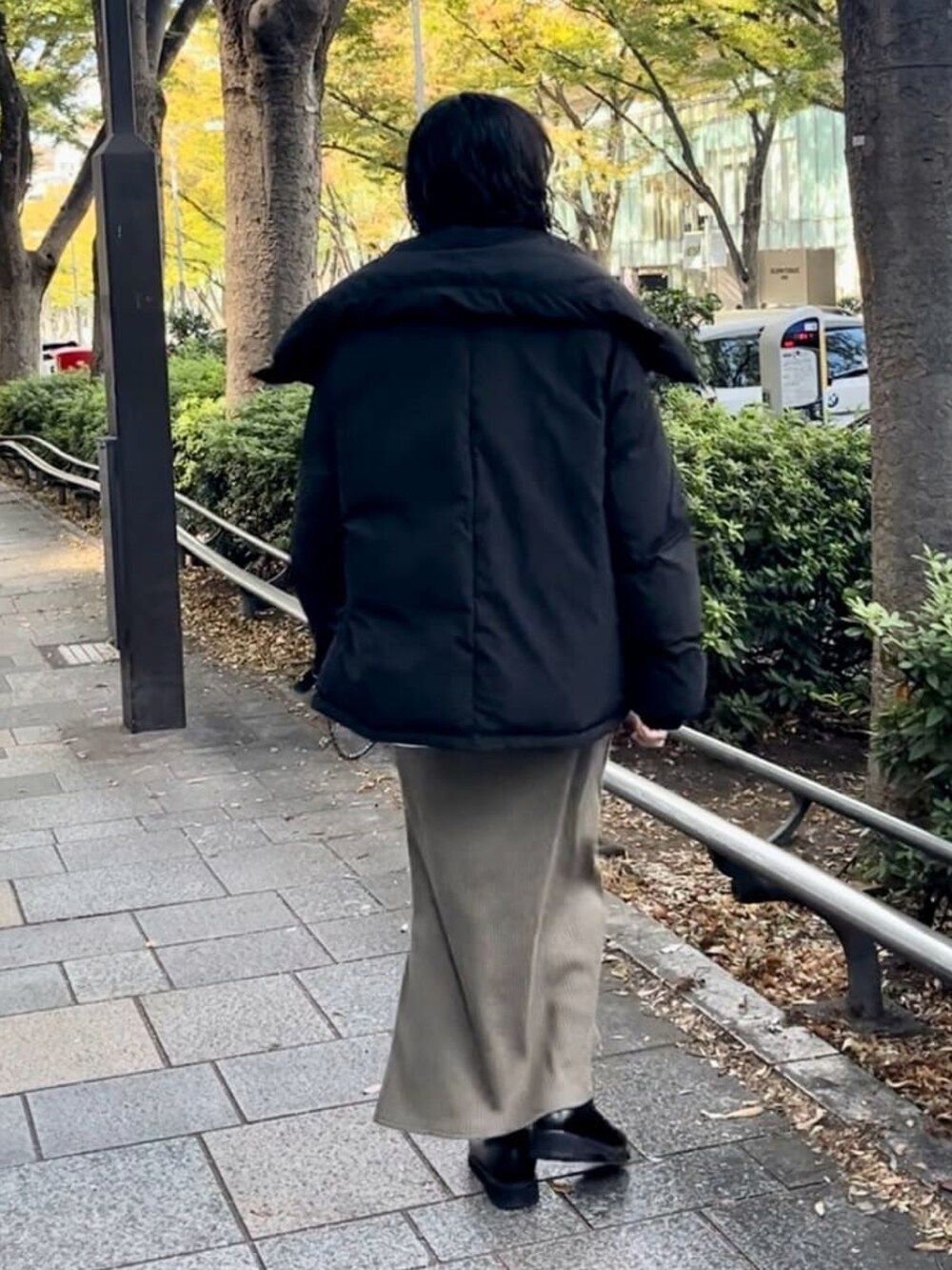 ブラック系のダウンジャケット/コート、グレー系のスウェット、ブラック系のワンピースを着用したレディースの秋コーディネートの3枚目の写真