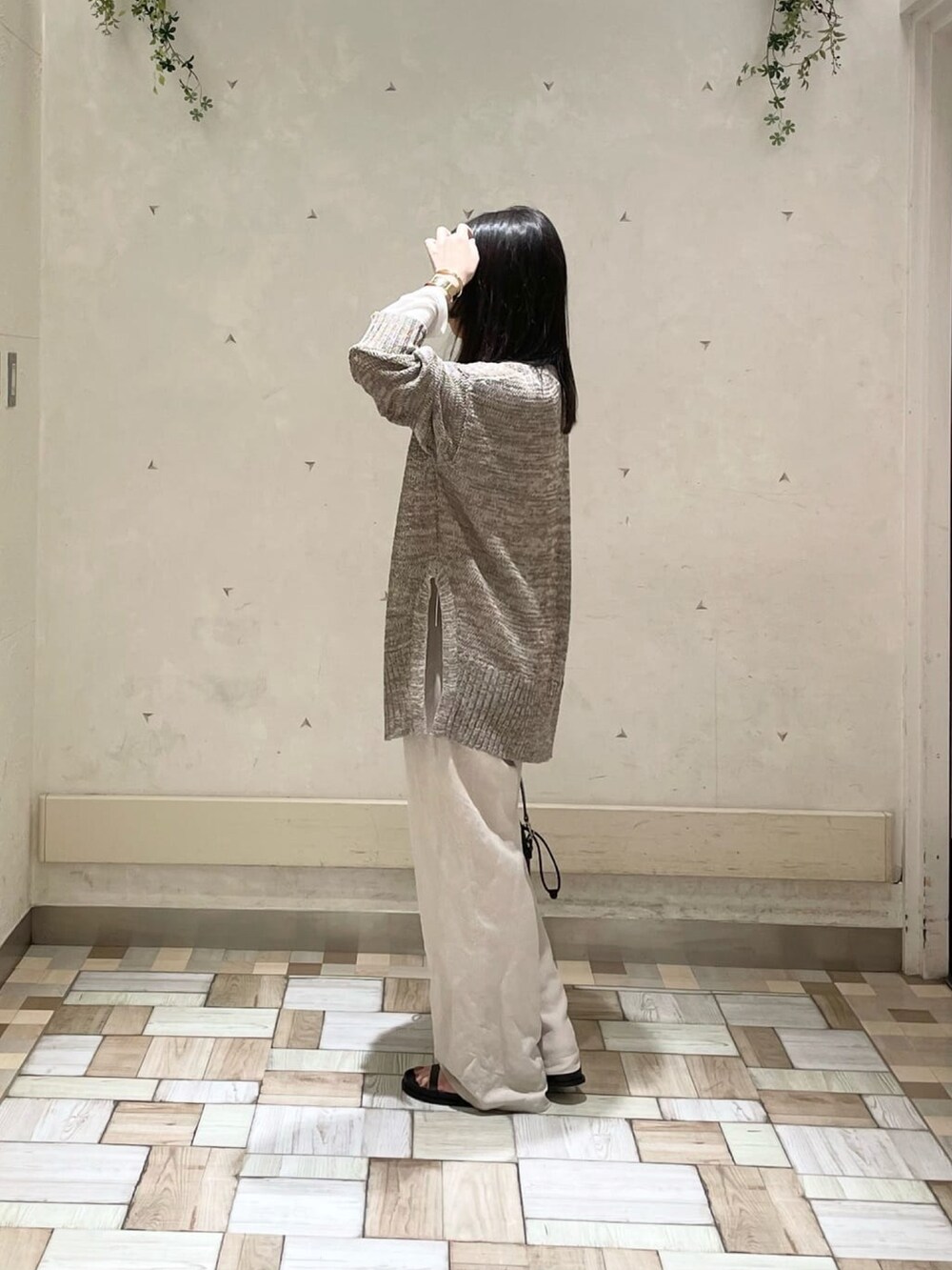 ブラウン系のカーディガン/ボレロ、ベージュ系のパンツ、ホワイト系のTシャツ/カットソーを着用したレディースの春コーディネートの3枚目の写真