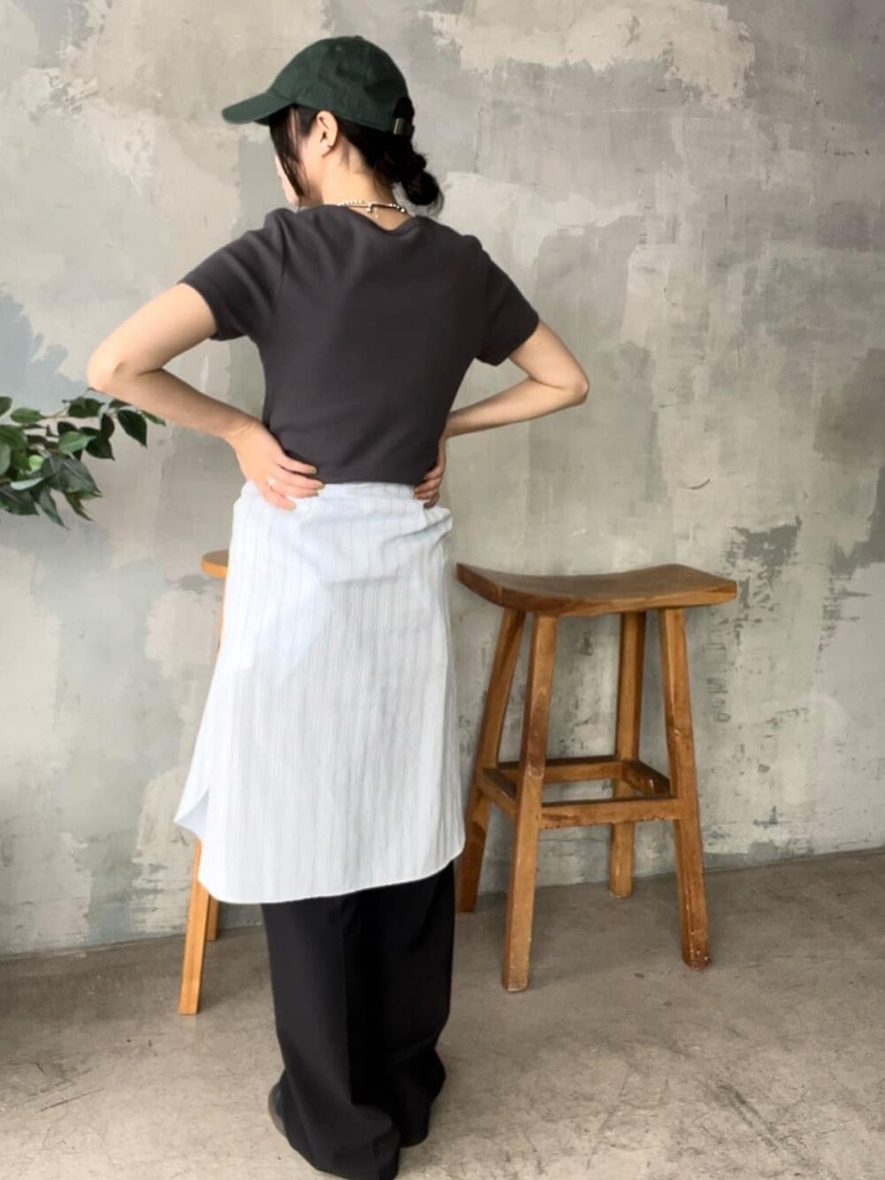 グレー系のTシャツ/カットソー、ブルー系のシャツ/ブラウス、ブラック系のスラックスを着用したレディースの夏コーディネートの3枚目の写真