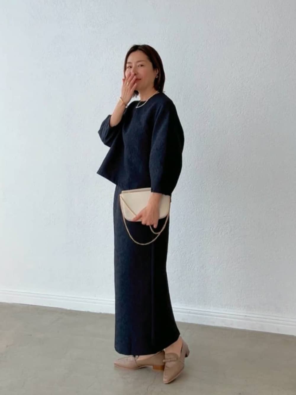 ブルー系のスカート、ブルー系のシャツ/ブラウス、ベージュ系のローファーを着用したレディースの冬コーディネートの2枚目の写真