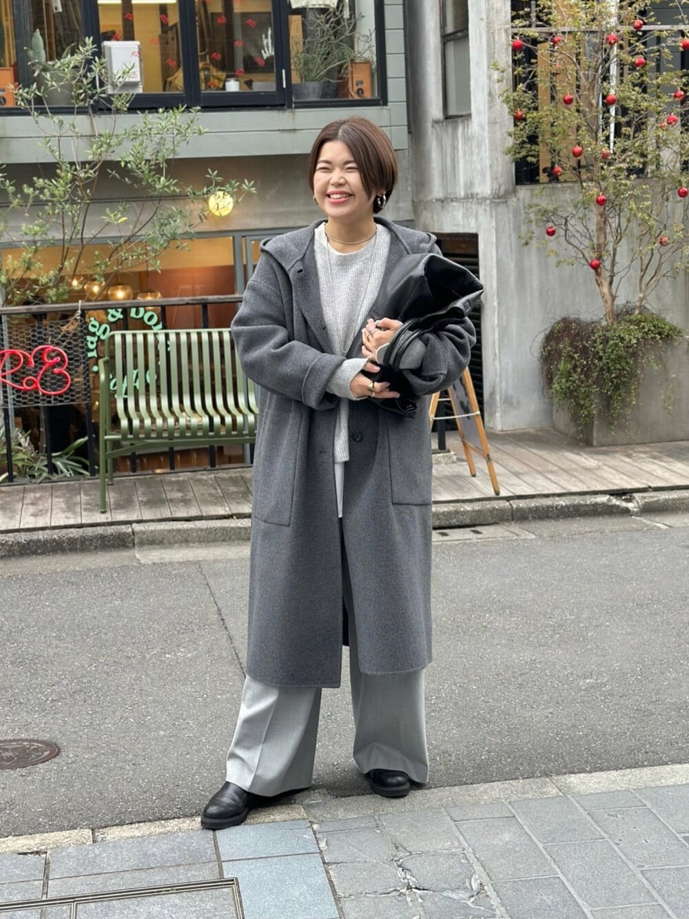 グレー系のその他アウター、グレー系のその他パンツ、ブラック系のブーツを着用したレディースの冬コーディネートの2枚目の写真