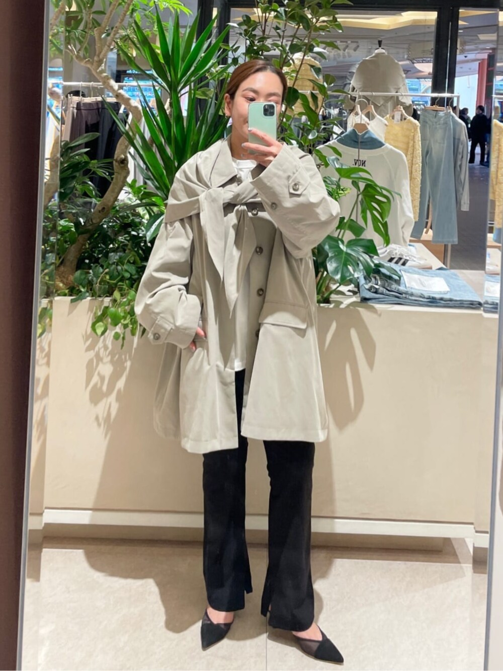 ブラック系のパンプス、ホワイト系のTシャツ/カットソー、ベージュ系のその他アウターを着用したレディースの冬コーディネートの3枚目の写真