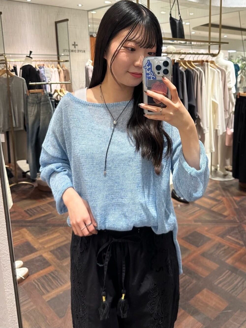 ブルー系のニット/セーター、ブラック系のその他パンツを着用したレディースの春コーディネートの3枚目の写真