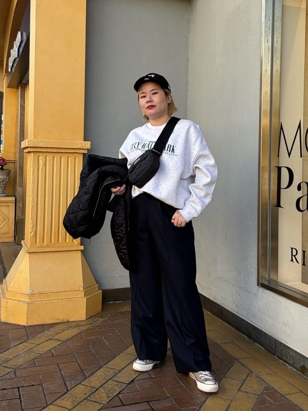 グレー系のスウェット、ブラック系のダウンジャケット/コート、ブルー系のその他パンツを着用したレディースの冬コーディネートの3枚目の写真