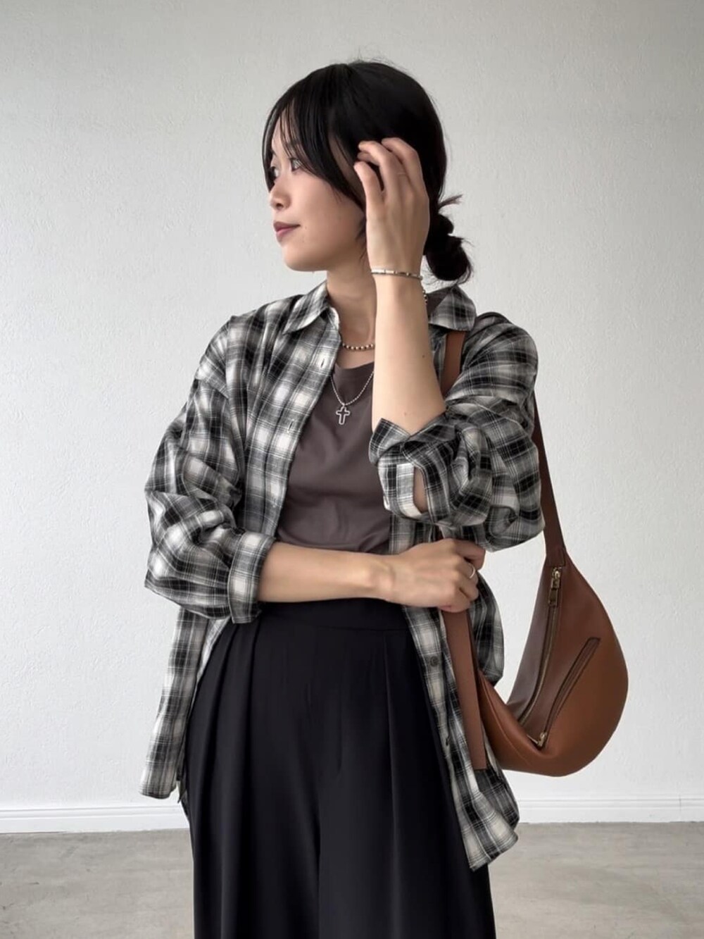 ブラウン系のTシャツ/カットソー、ブラック系のシャツ/ブラウス、ブラウン系のボディバッグ/ウエストポーチを着用したレディースの夏コーディネートの3枚目の写真