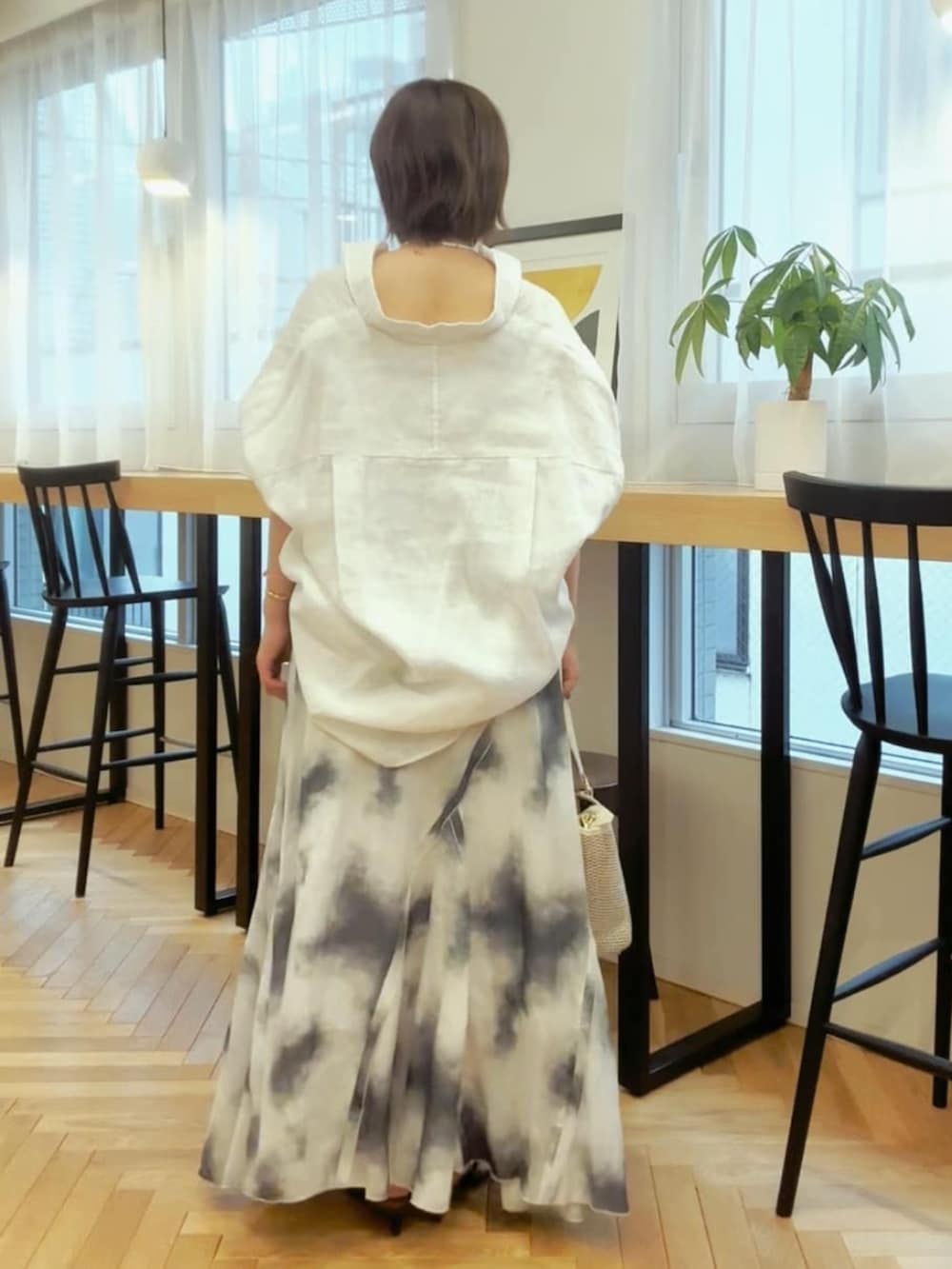 ホワイト系のシャツ/ブラウス、ブラック系のサンダル、ホワイト系のハンドバッグを着用したレディースの春コーディネートの5枚目の写真