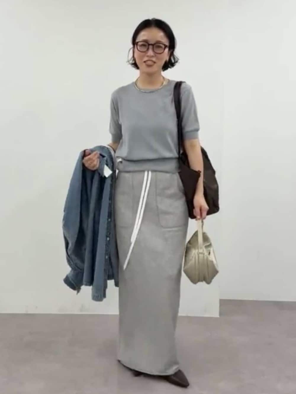 ブラウン系のその他シューズ、ブルー系のワンピース、グレー系のスカートを着用したレディースの春コーディネートの7枚目の写真