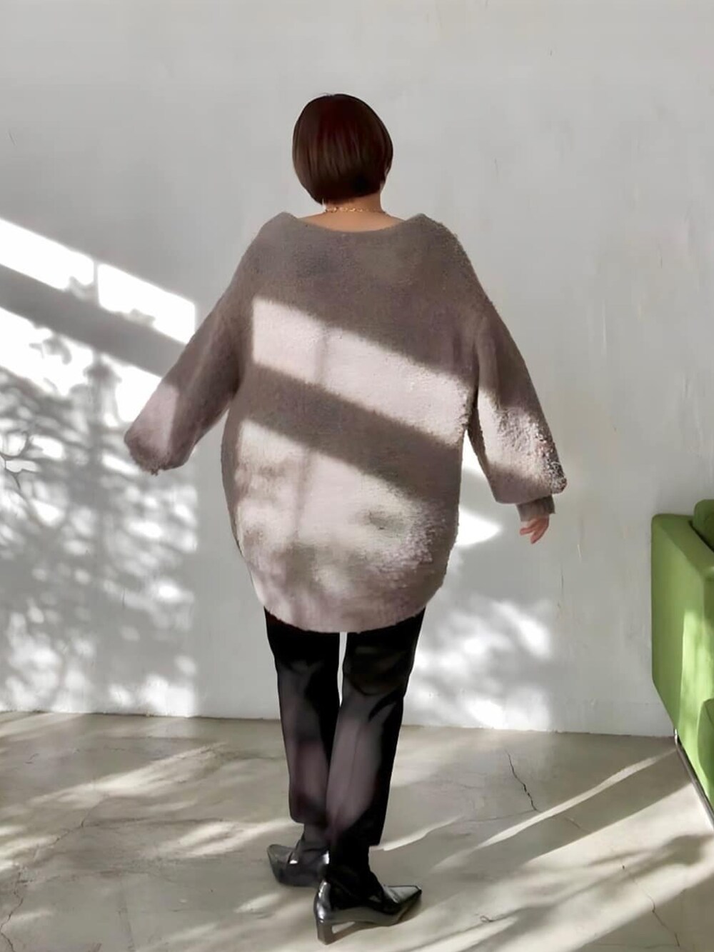 ブラック系のその他パンツ、ブラウン系のニット/セーター、ブラック系のローファーを着用したレディースの冬コーディネートの2枚目の写真