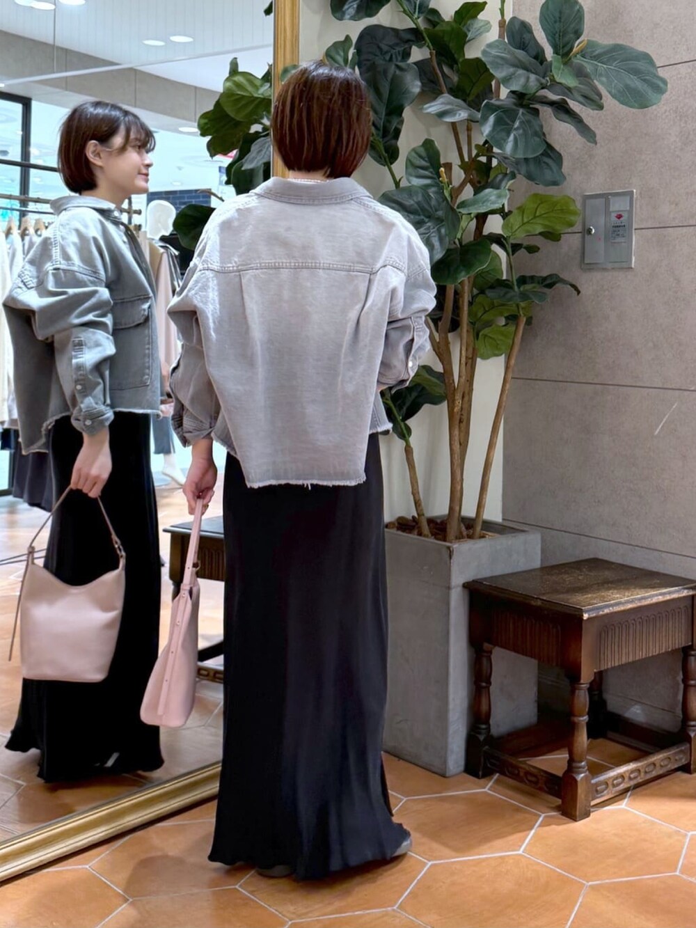 ホワイト系のTシャツ/カットソー、グレー系のシャツ/ブラウス、ピンク系のハンドバッグを着用したレディースの冬コーディネートの3枚目の写真