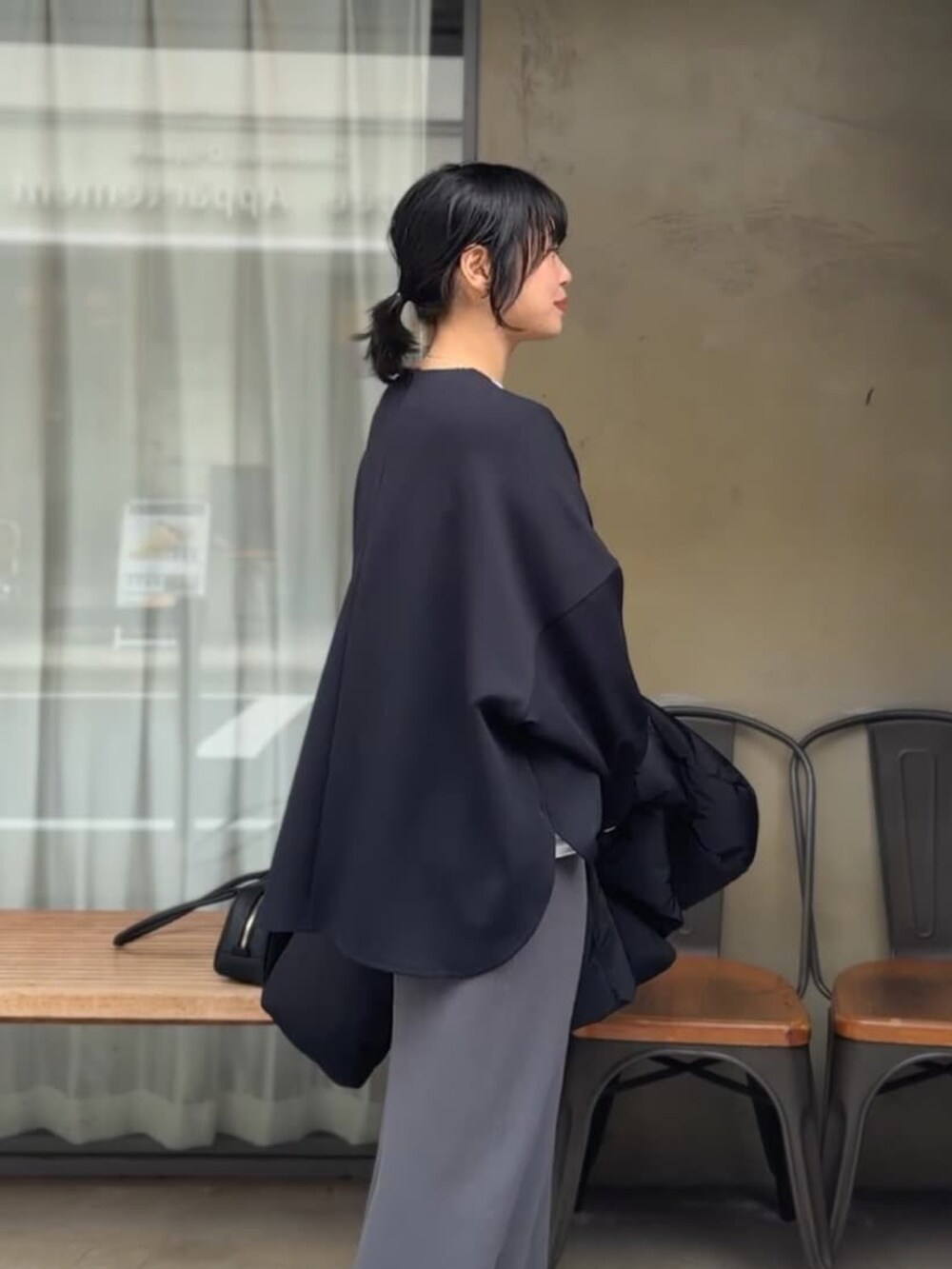 ブラック系のTシャツ/カットソー、グレー系のスカート、ホワイト系のTシャツ/カットソーを着用したレディースの冬コーディネートの2枚目の写真