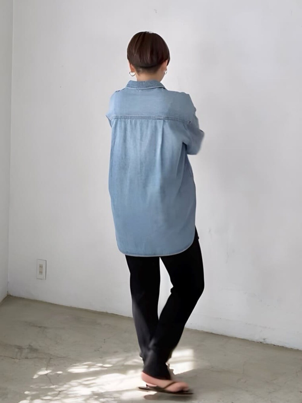 ブラック系のその他パンツ、ブルー系のシャツ/ブラウス、ブラック系のサンダルを着用したレディースの夏コーディネートの3枚目の写真