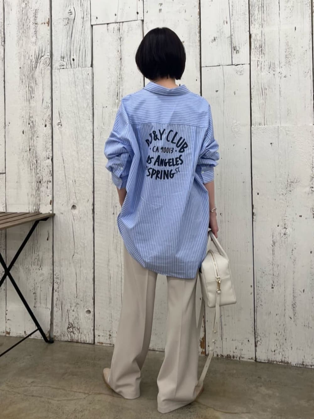 ホワイト系のボストンバッグ、ブルー系のシャツ/ブラウス、グリーン系のその他アウターを着用したレディースの春コーディネートの7枚目の写真