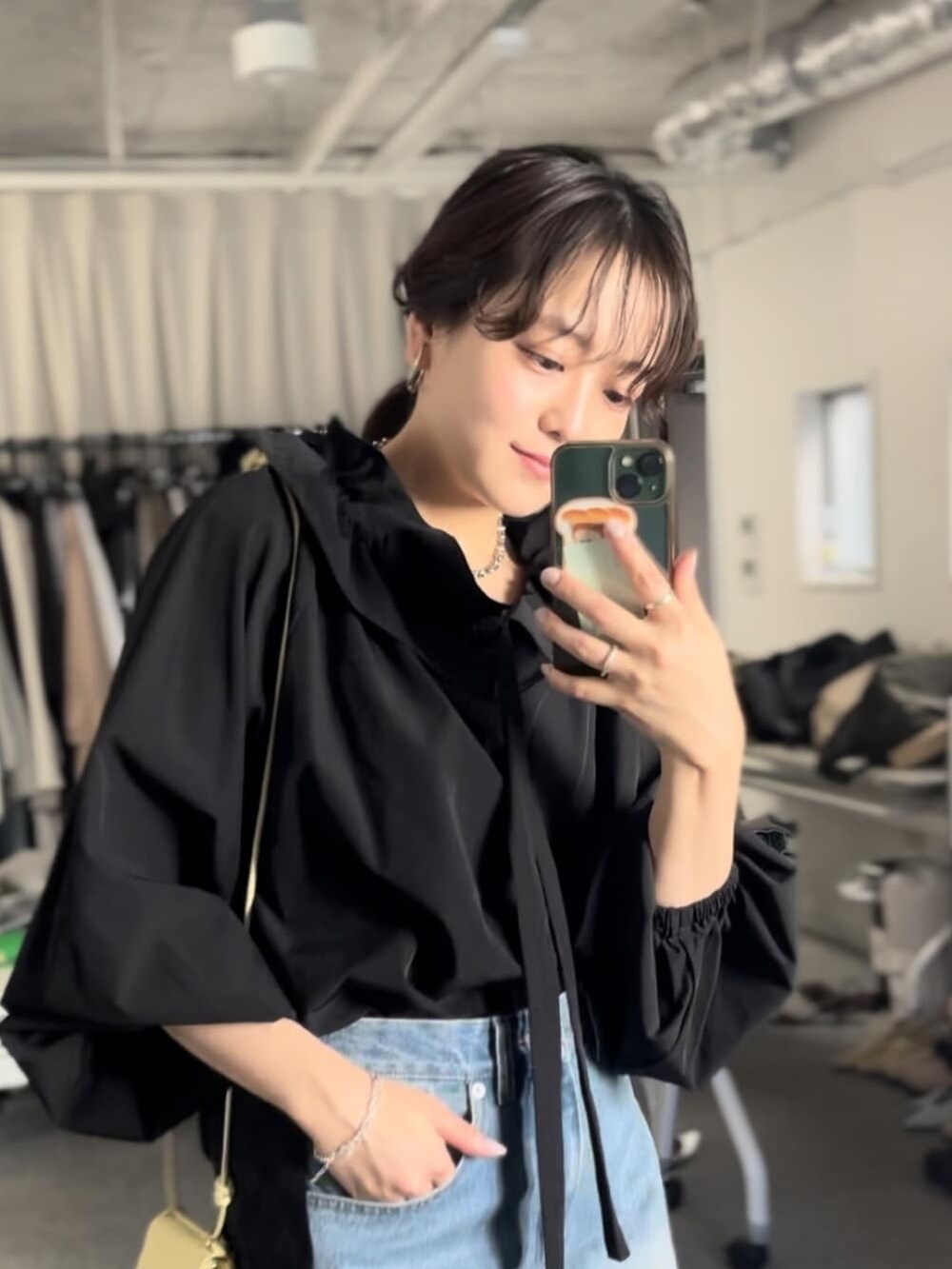 ブルー系のデニムパンツ、ホワイト系のシャツ/ブラウス、シルバー系のパンプスを着用したレディースの冬コーディネートの2枚目の写真