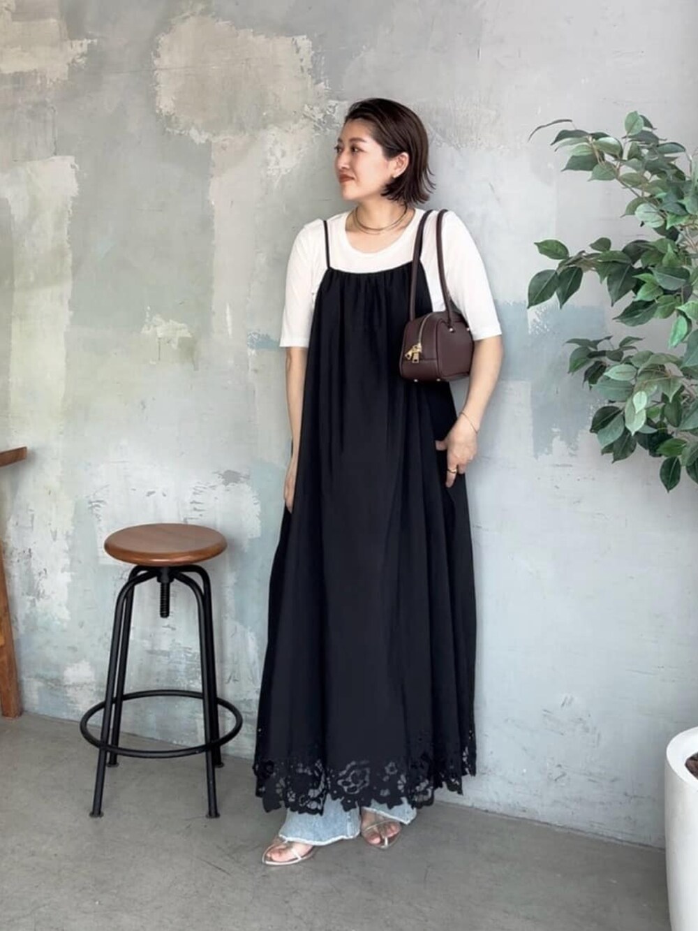 ホワイト系のTシャツ/カットソー、ブラック系のワンピース、ブラウン系のショルダーバッグを着用したレディースの夏コーディネートの2枚目の写真