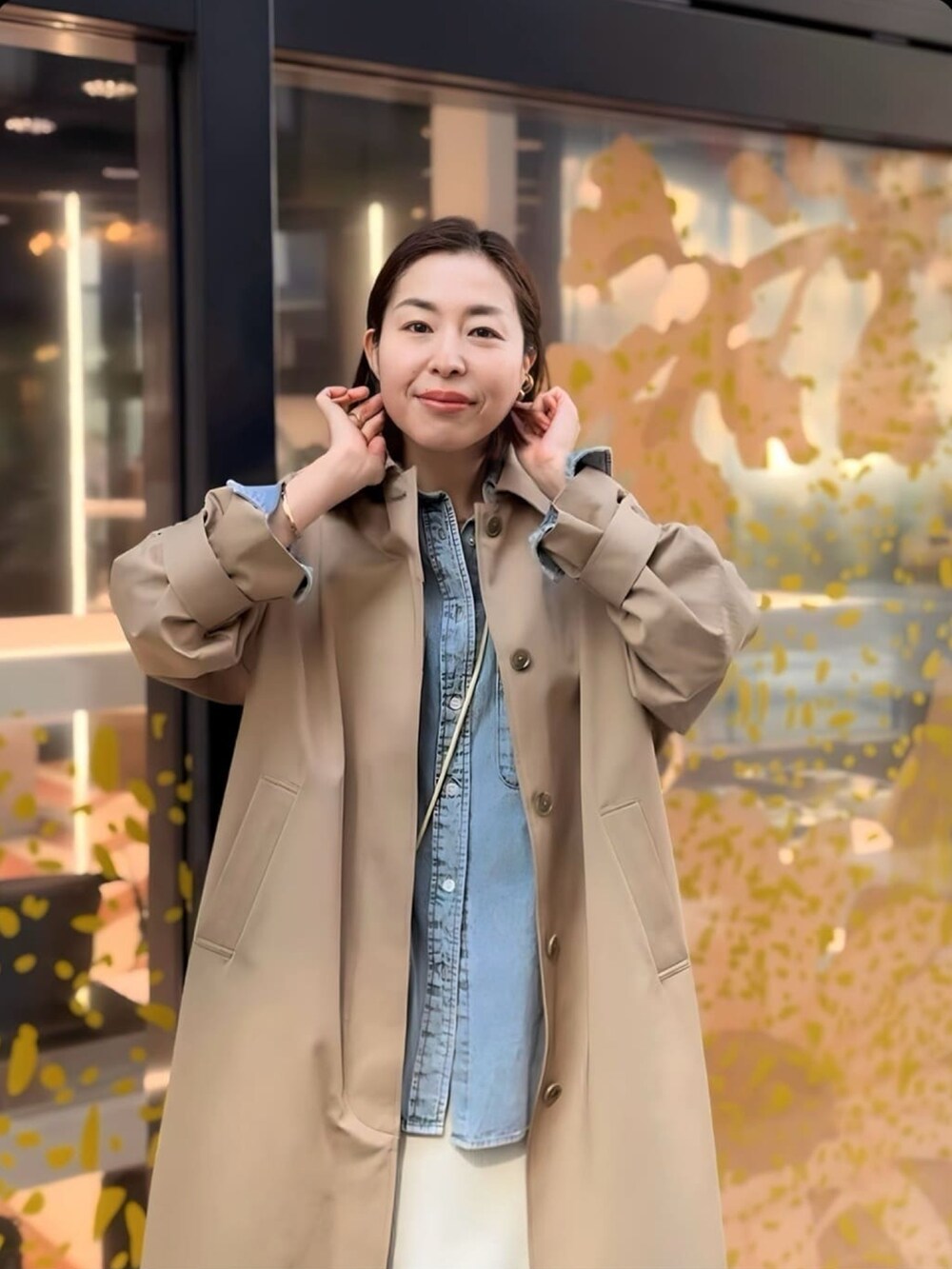 「大人カジュアル、春服、休日スタイル、オトナ女子、ショルダーバッグ、今日のコーデ、チョコ色に染まれ、春カラー、イエロー、デニム、デニムシャツ、ステンカラーコート、ステンカラーコート ベージュ、24ssトレンド」｜「RIVE DROITEの2サイズ展開/MONN.:. オーバーステンカラーコート（ステンカラーコート、ベージュ系）」を使った、RIVE DROITE officialさん（レディース・160cm）の冬コーディネートの3枚目の写真