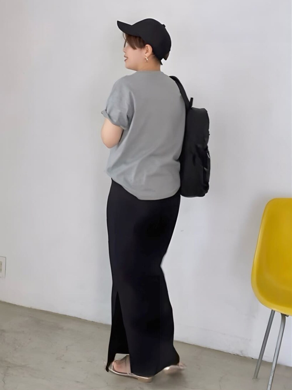 ブラック系のスカート、グレー系のTシャツ/カットソーを着用したレディースの春コーディネートの2枚目の写真