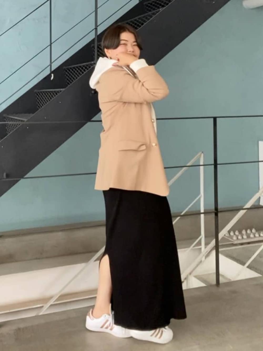 イエロー系のテーラードジャケット、ホワイト系のTシャツ/カットソー、ホワイト系のパーカーを着用したレディースの秋コーディネートの2枚目の写真