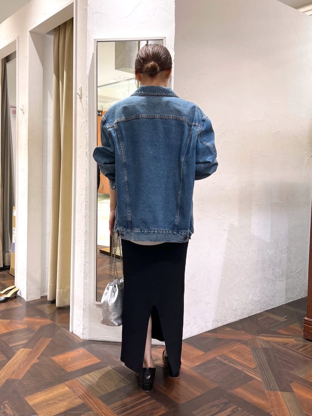 シルバー系のショルダーバッグ、ブラック系のスカート、ブラック系のローファーを着用したレディースの秋コーディネートの4枚目の写真