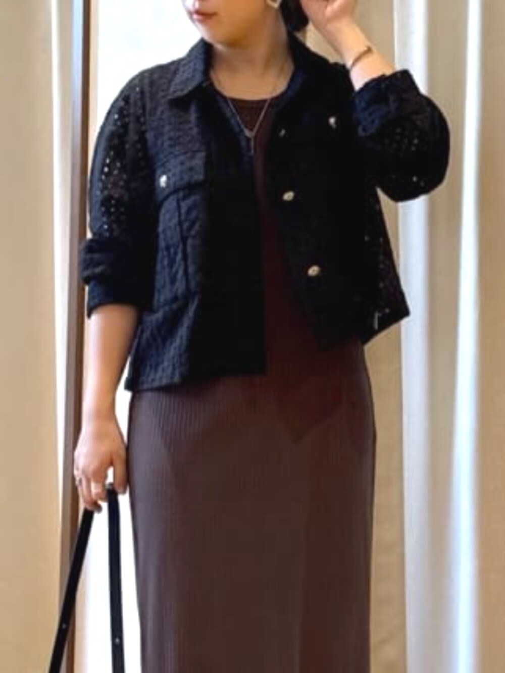 ブラウン系のワンピース、ブラウン系のパンプス、ブルー系のショルダーバッグを着用したレディースの夏コーディネートの4枚目の写真