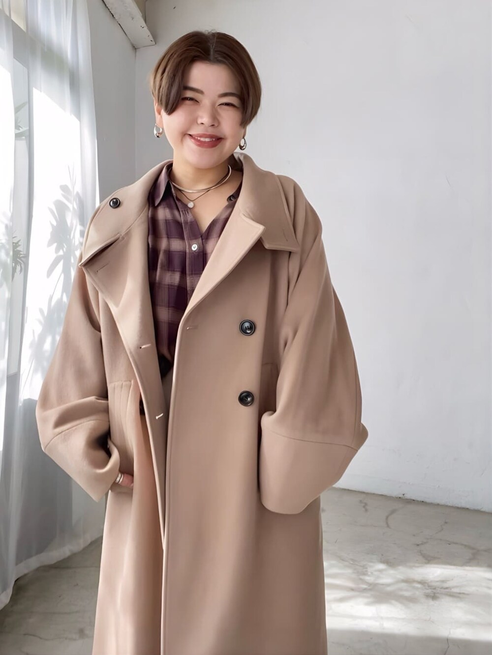 ブラウン系のシャツ/ブラウス、ブラウン系のローファー、イエロー系のその他アウターを着用したレディースの秋コーディネートの4枚目の写真