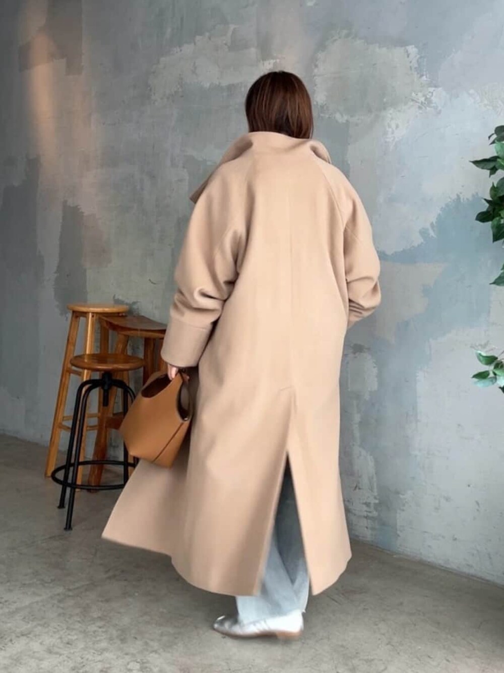 イエロー系のその他アウター、イエロー系のハンドバッグ、ブラウン系のニット/セーターを着用したレディースの秋コーディネートの3枚目の写真