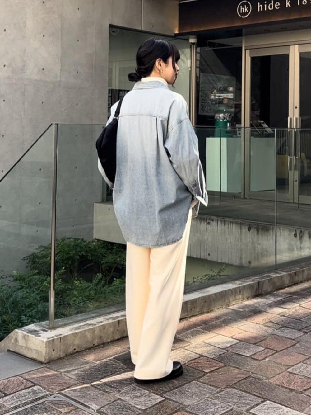 ブルー系のシャツ/ブラウス、ホワイト系のその他パンツ、ホワイト系のニット/セーターを着用したレディースの冬コーディネートの3枚目の写真