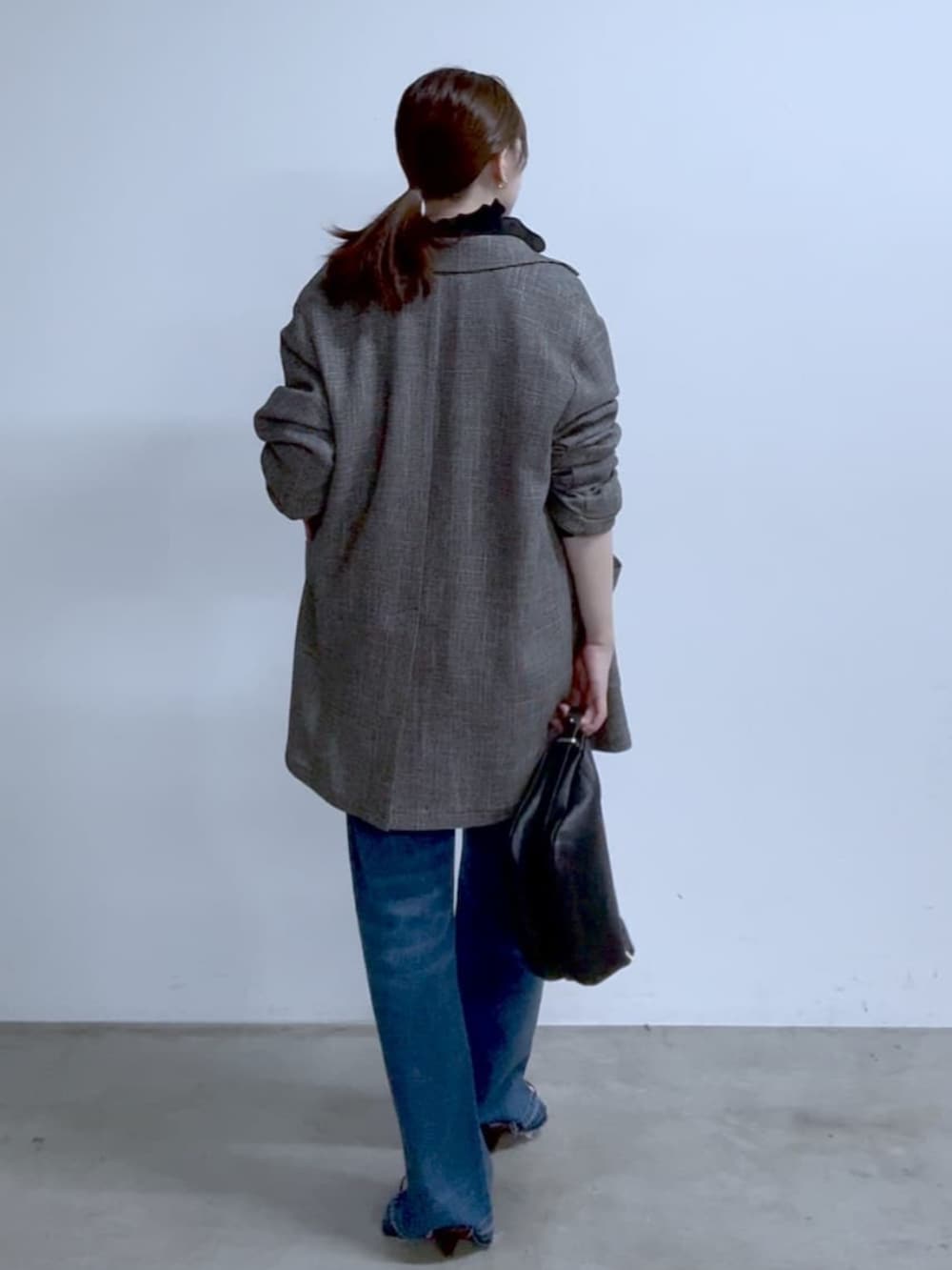 ブラック系のテーラードジャケット、ブラック系のサンダル、ブラック系のシャツ/ブラウスを着用したレディースの春コーディネートの3枚目の写真