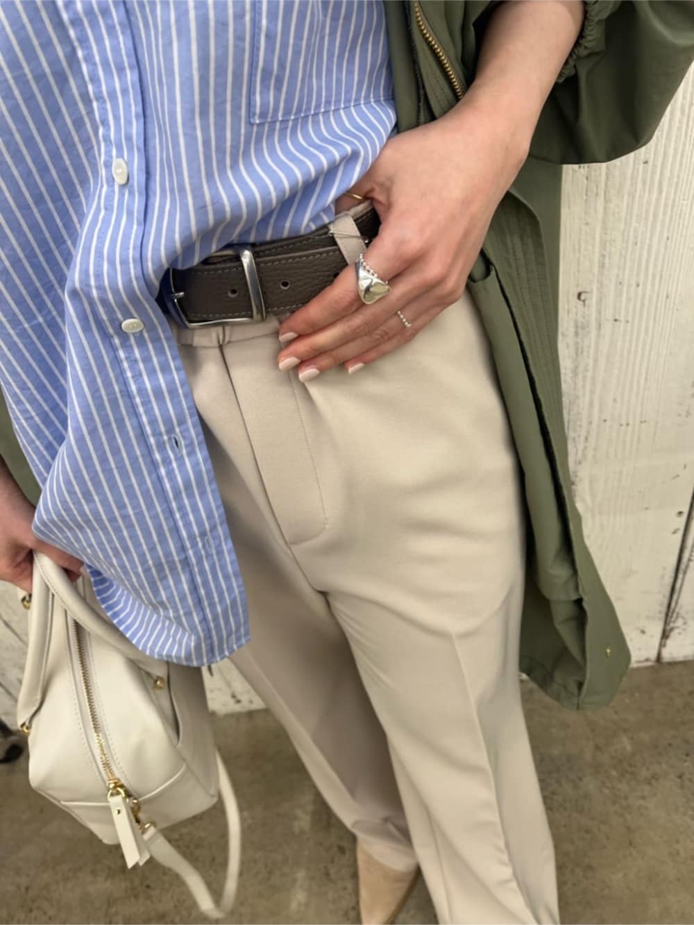 ホワイト系のボストンバッグ、ブルー系のシャツ/ブラウス、グリーン系のその他アウターを着用したレディースの春コーディネートの10枚目の写真