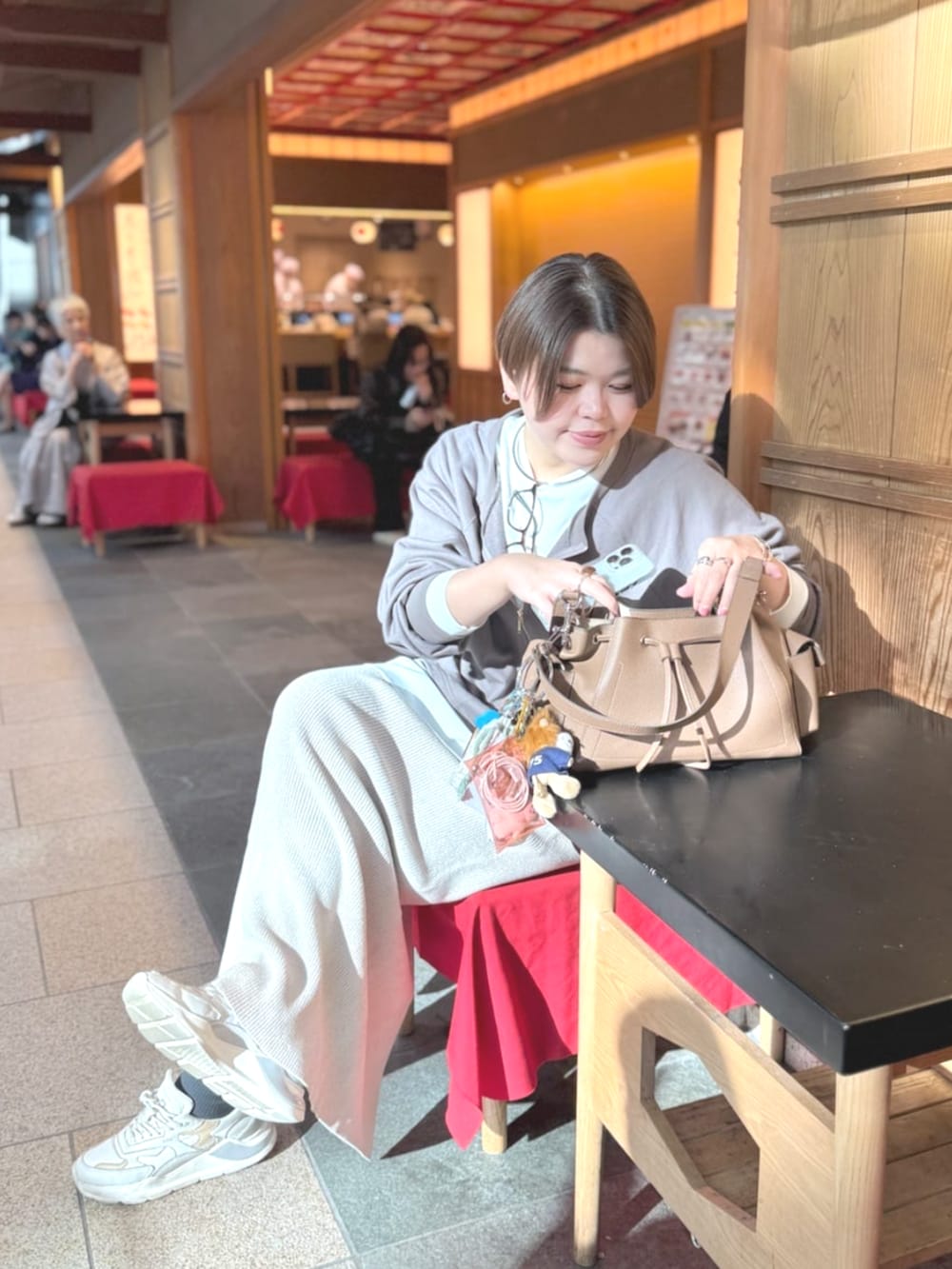 ホワイト系のTシャツ/カットソー、ホワイト系のスカート、グリーン系のその他アウターを着用したレディースの冬コーディネートの7枚目の写真