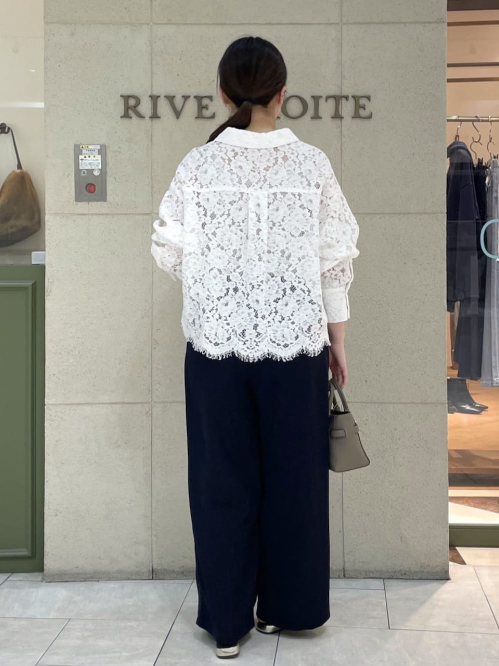 ブラウン系のその他シューズ、グレー系のトートバッグ、ホワイト系のシャツ/ブラウスを着用したレディースの春コーディネートの10枚目の写真