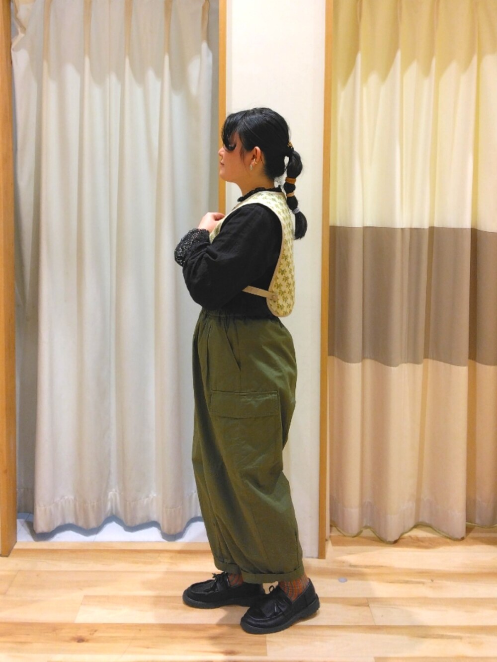 グリーン系のカーゴパンツを着用したレディースの春コーディネートの2枚目の写真