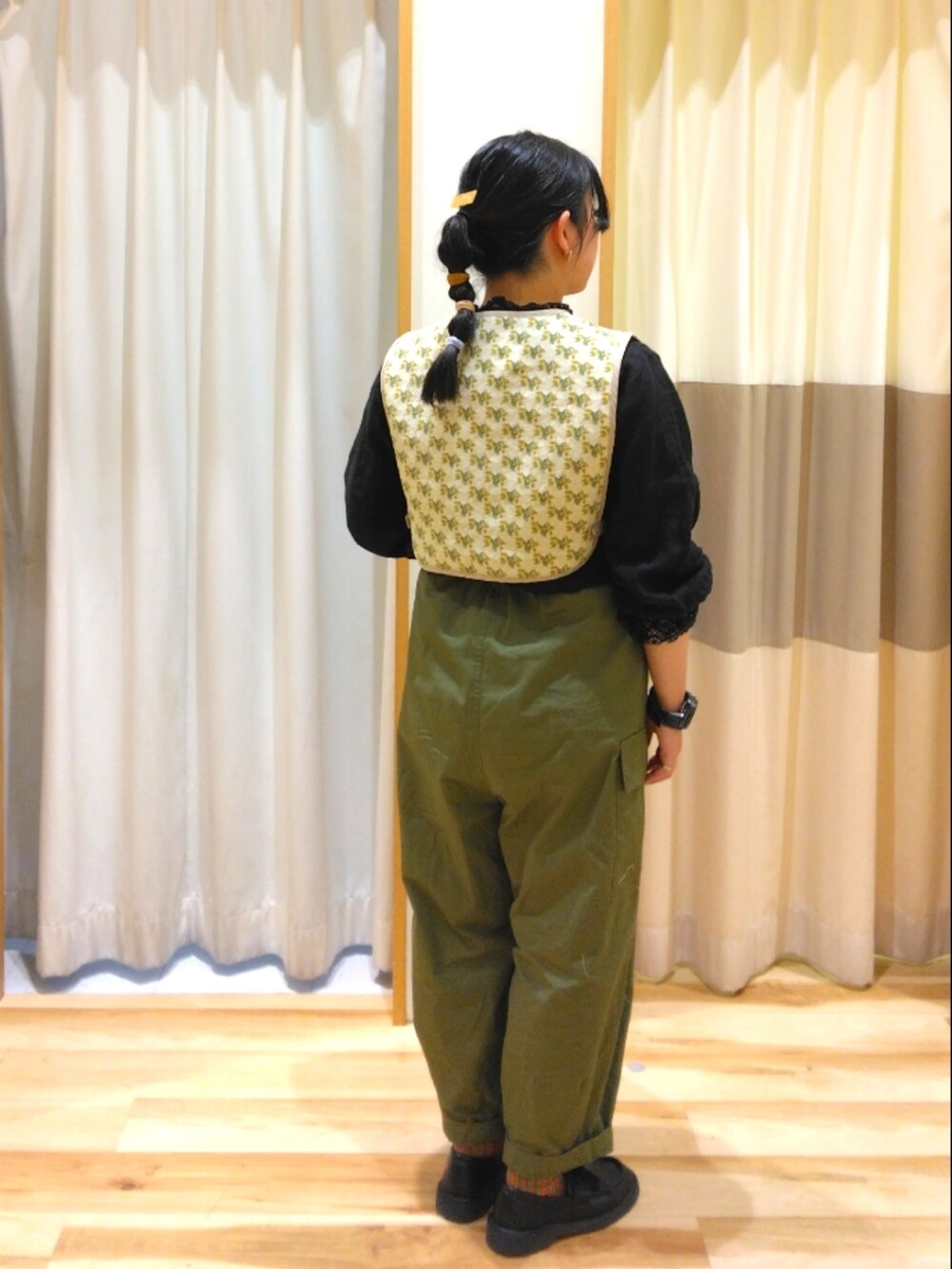 グリーン系のカーゴパンツを着用したレディースの春コーディネートの3枚目の写真