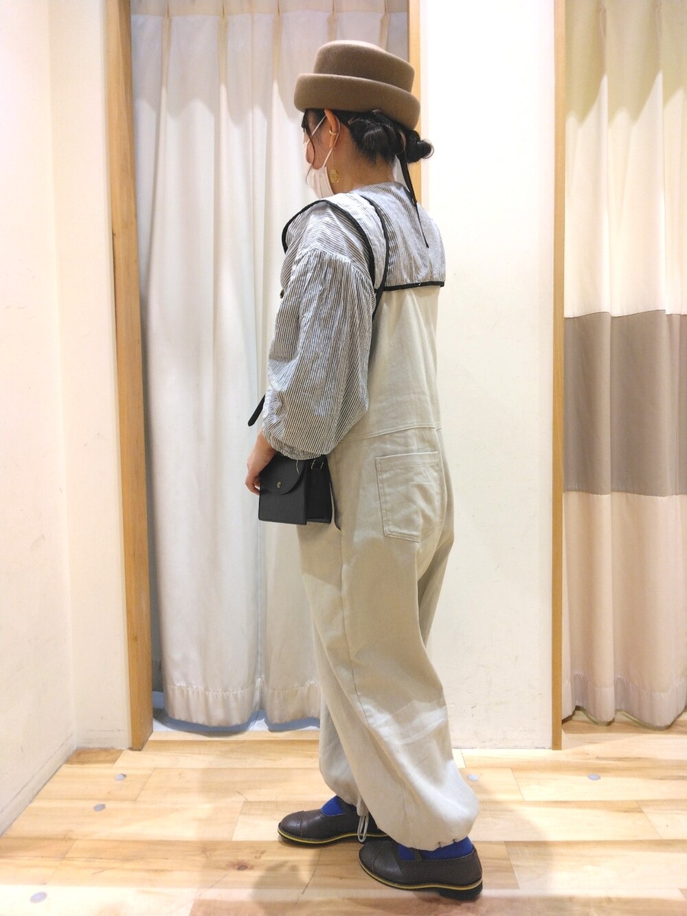 ベージュ系のその他パンツ、グレー系のシャツ/ブラウス、イエロー系のハットを着用したレディースの秋コーディネートの2枚目の写真