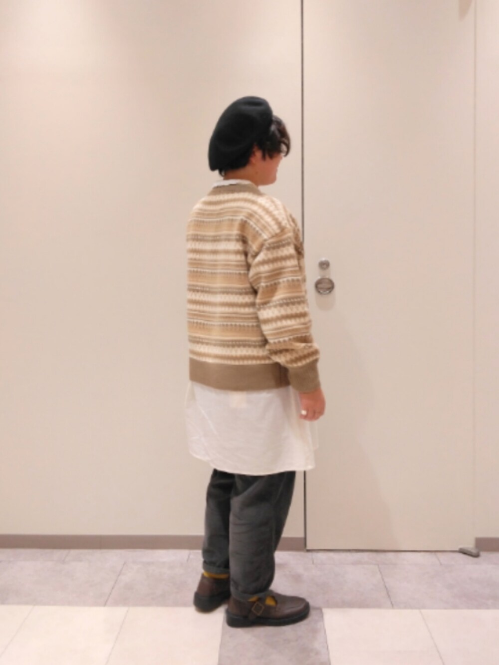 ベージュ系のカーディガン/ボレロ、グレー系のその他パンツ、ホワイト系のシャツ/ブラウスを着用したレディースの秋コーディネートの2枚目の写真