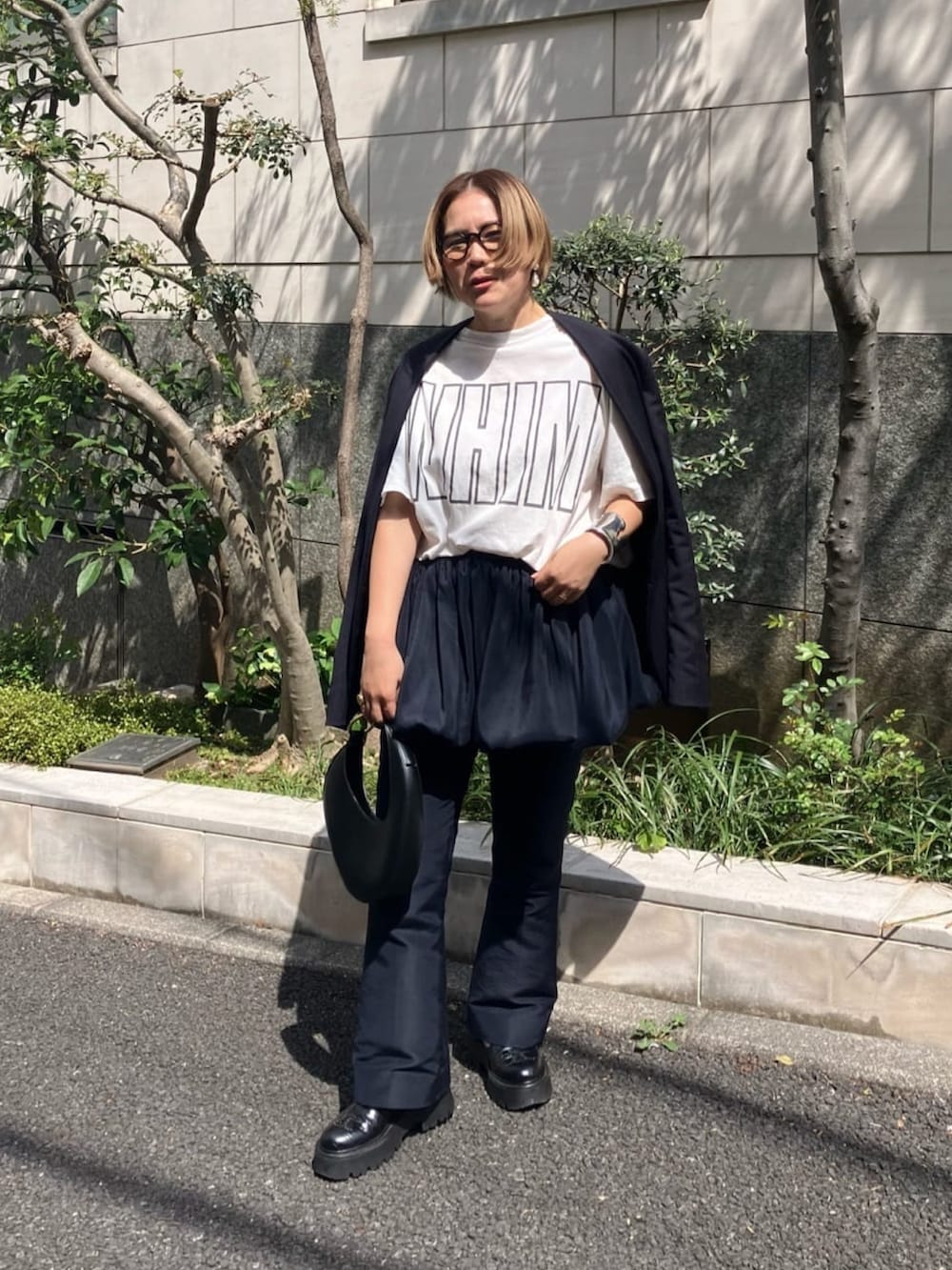 ホワイト系のTシャツ/カットソーを着用したレディースの春コーディネートの3枚目の写真