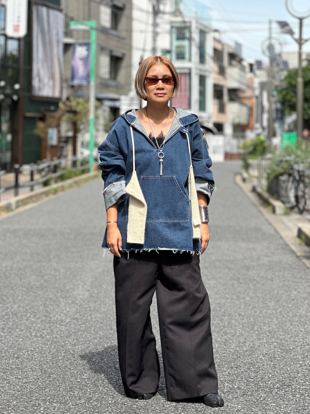 ブラック系のその他パンツ、ブルー系のシャツ/ブラウス、ホワイト系の手袋を着用したレディースの秋コーディネートの5枚目の写真