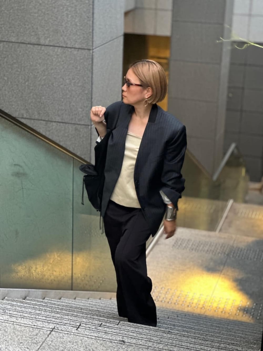 ブラック系のその他パンツを着用したレディースの夏コーディネートの2枚目の写真