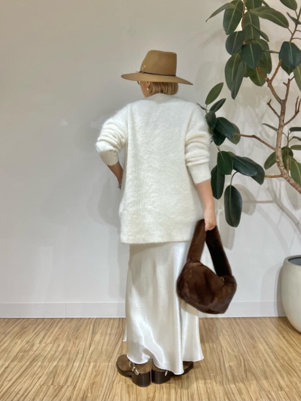 ホワイト系のキャミソール、ホワイト系のカーディガン/ボレロ、ホワイト系のスカートを着用したレディースの秋コーディネートの5枚目の写真