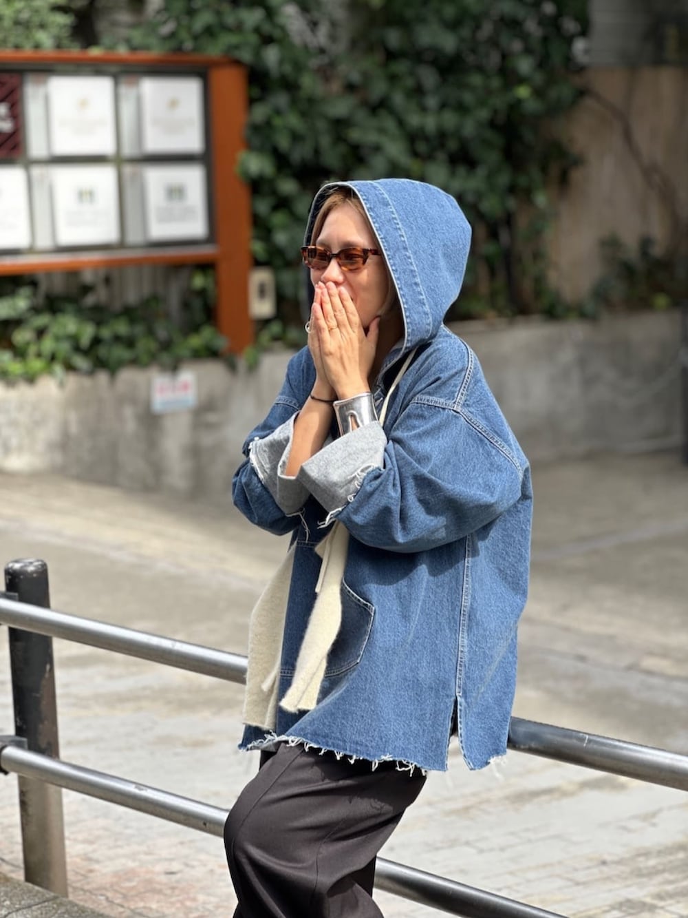 ブラック系のその他パンツ、ブルー系のシャツ/ブラウス、ホワイト系の手袋を着用したレディースの秋コーディネートの4枚目の写真