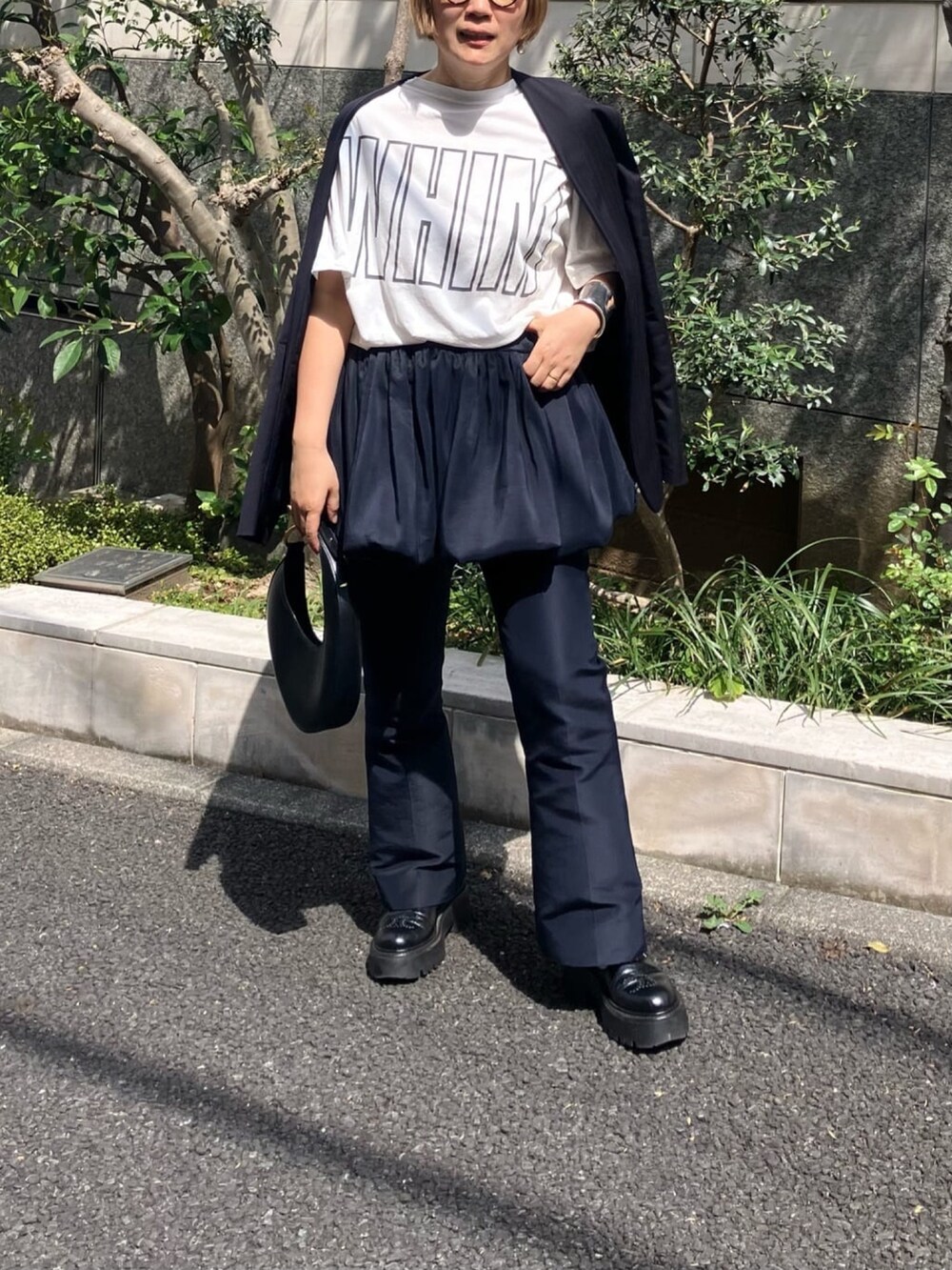 ホワイト系のTシャツ/カットソーを着用したレディースの春コーディネートの4枚目の写真