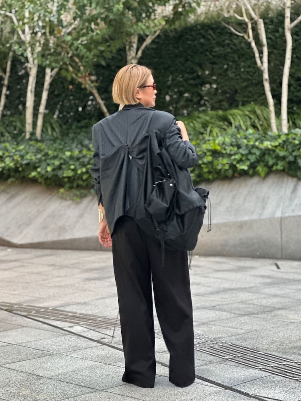 ブラック系のその他パンツを着用したレディースの夏コーディネートの6枚目の写真