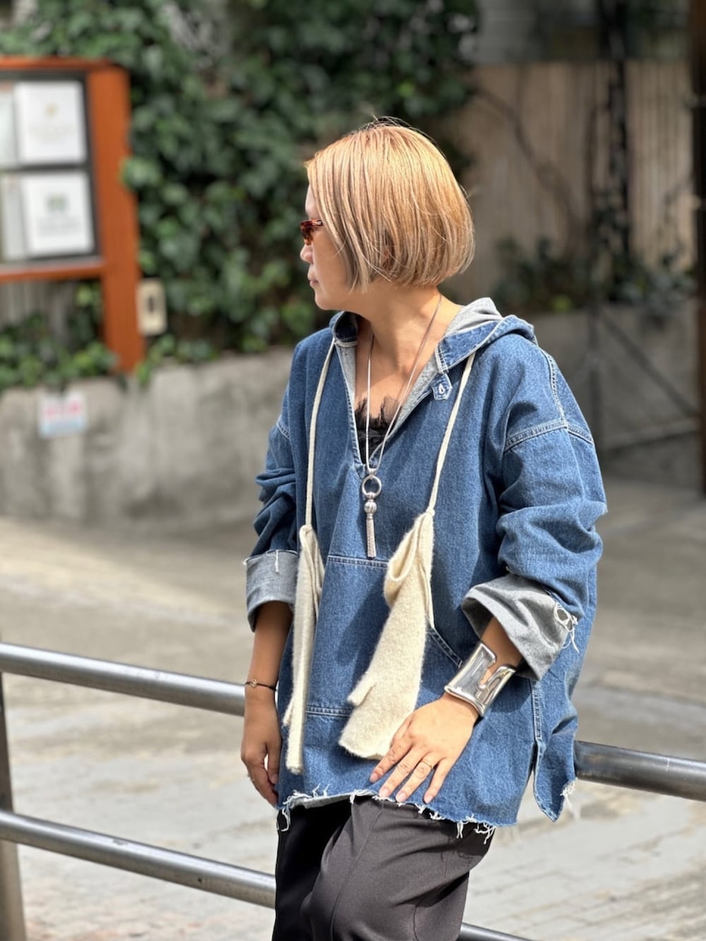 ブラック系のその他パンツ、ブルー系のシャツ/ブラウス、ホワイト系の手袋を着用したレディースの秋コーディネートの3枚目の写真